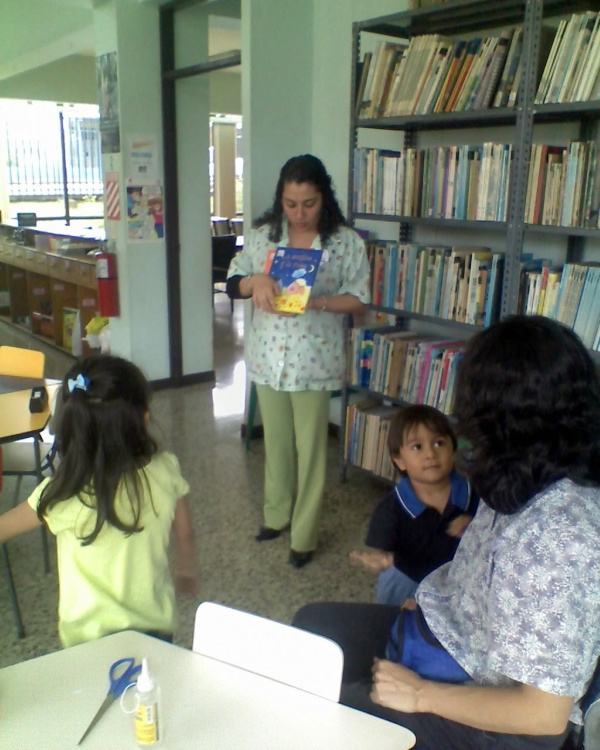 Hora del cuento en la Biblioteca Pública de Heredia